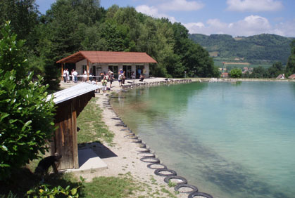 Etang et salle à louer à Burcin