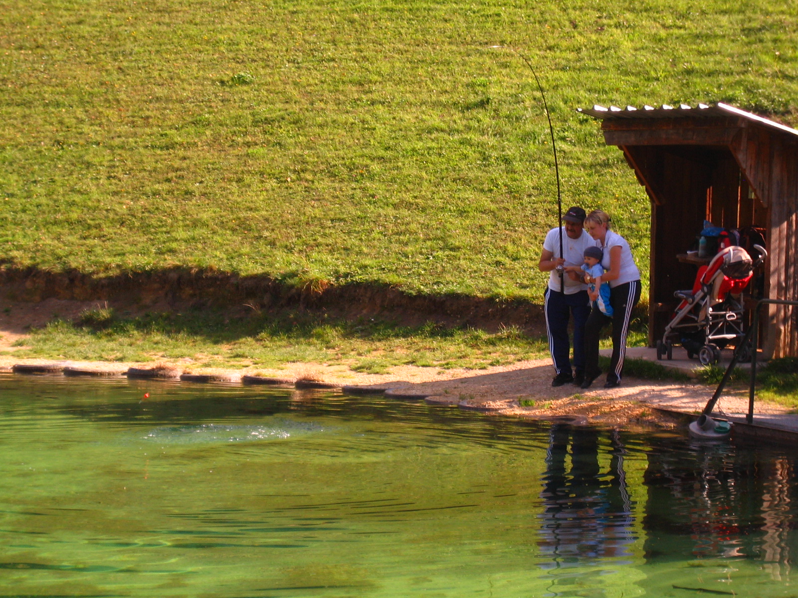 La pêche à la truite en famille à Burcin