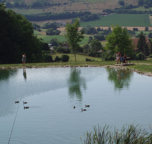 Les jeunes enfants à la peche à la truite en Isère