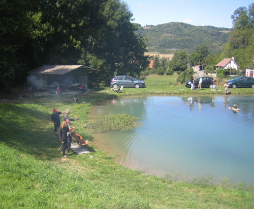 Les pecheurs de truite au petit étang à Burcin